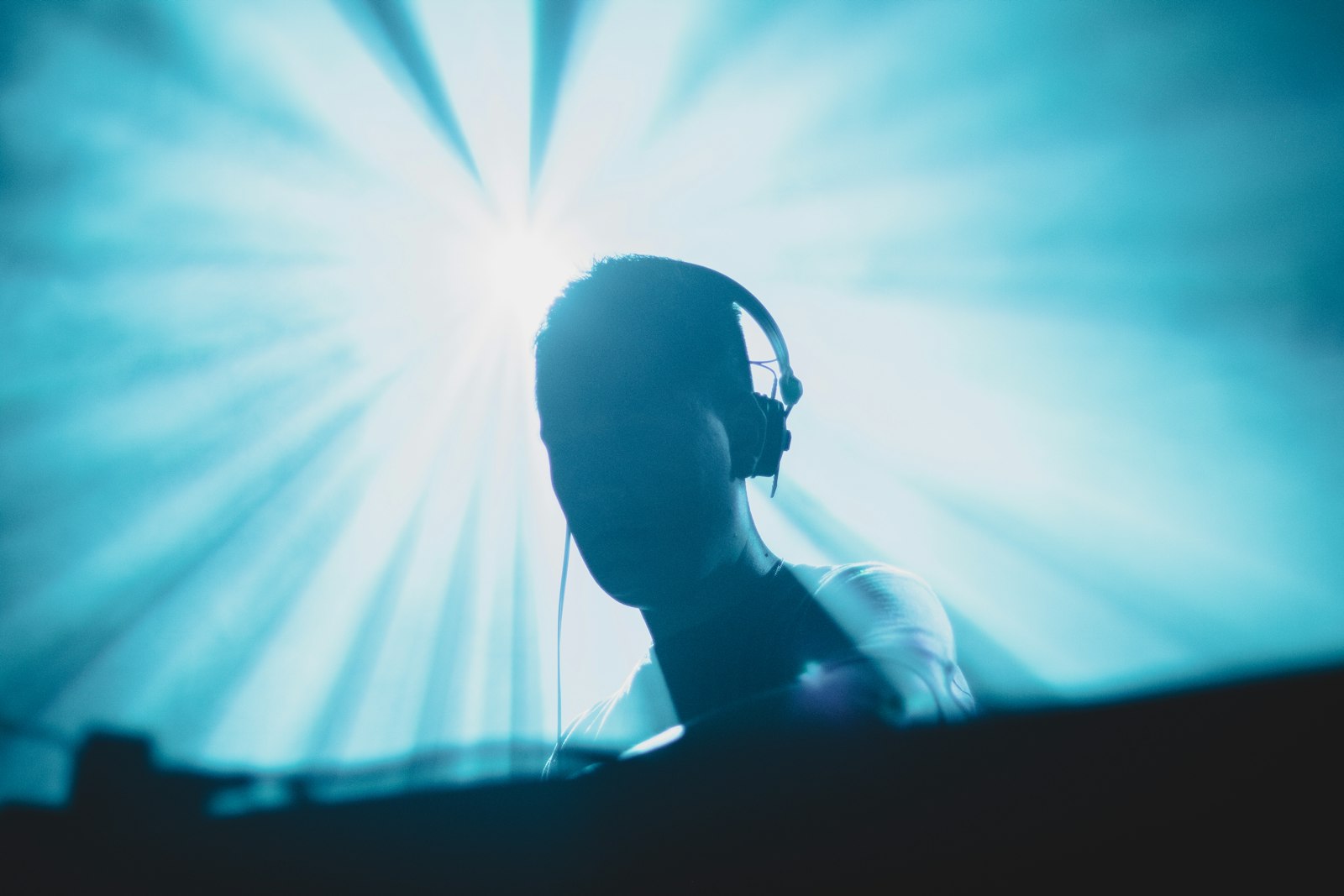 Silhouette au casque en contre-jour