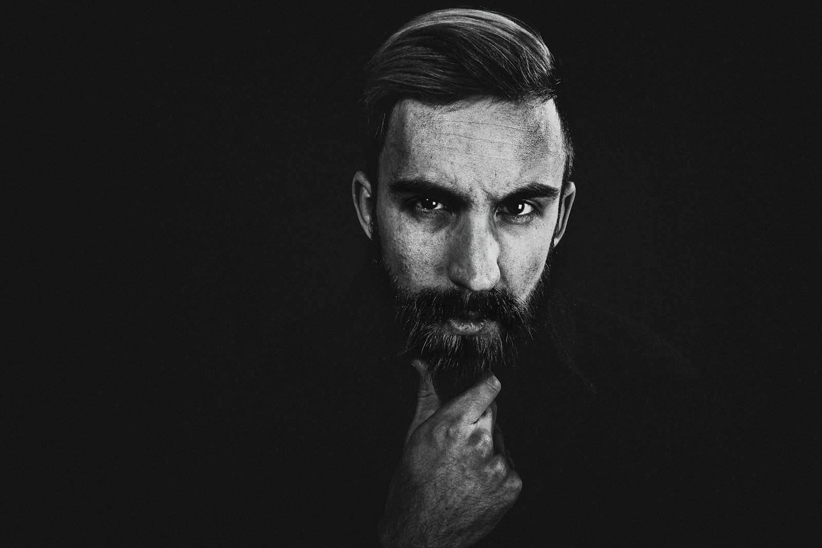 Portrait noir et blanc, main sur la barbe