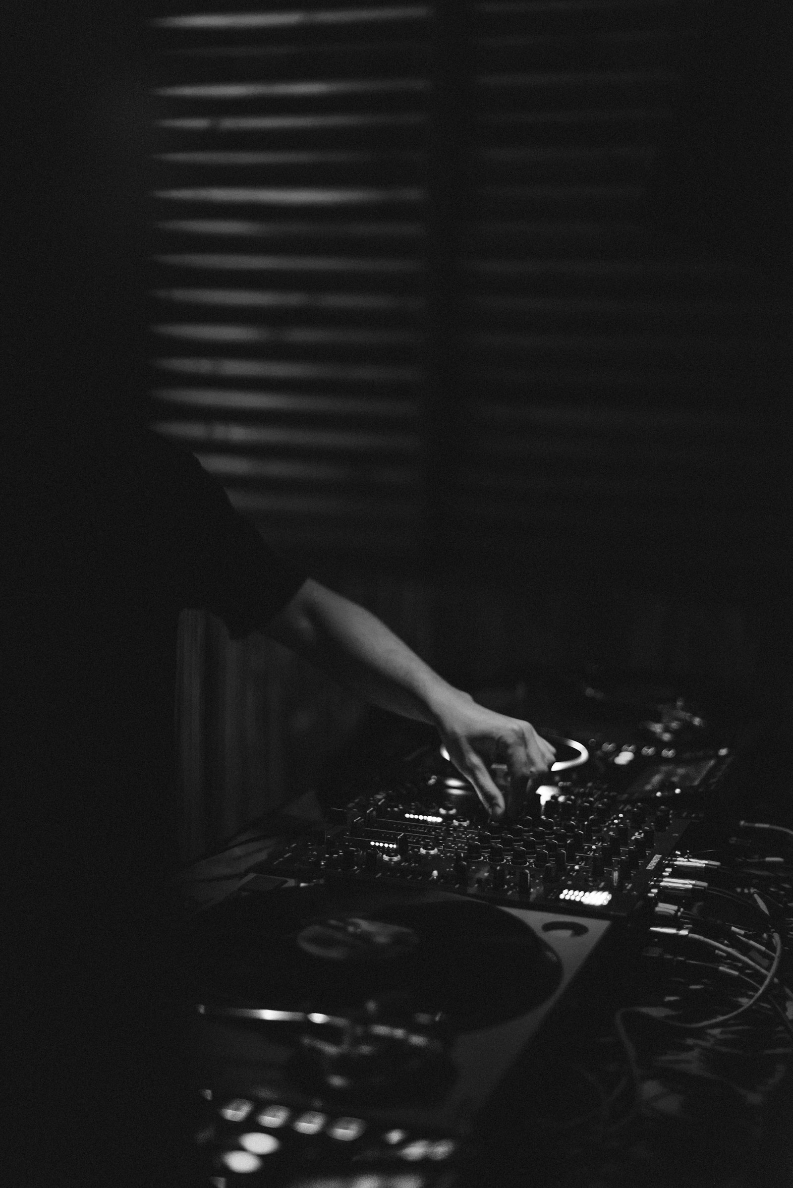 Mains sur une platine, noir et blanc