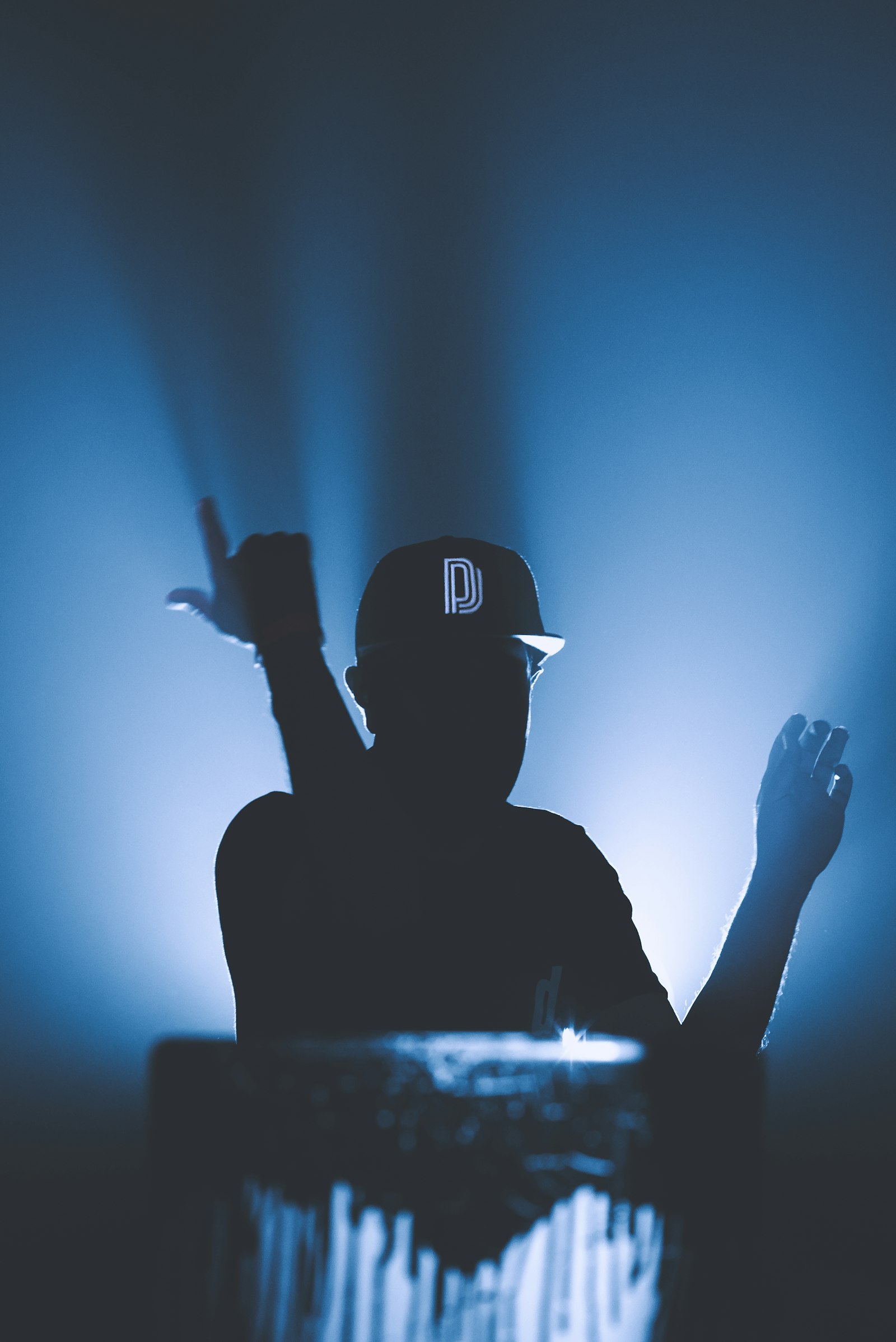 Silhouette en casquette, contre-jour bleu