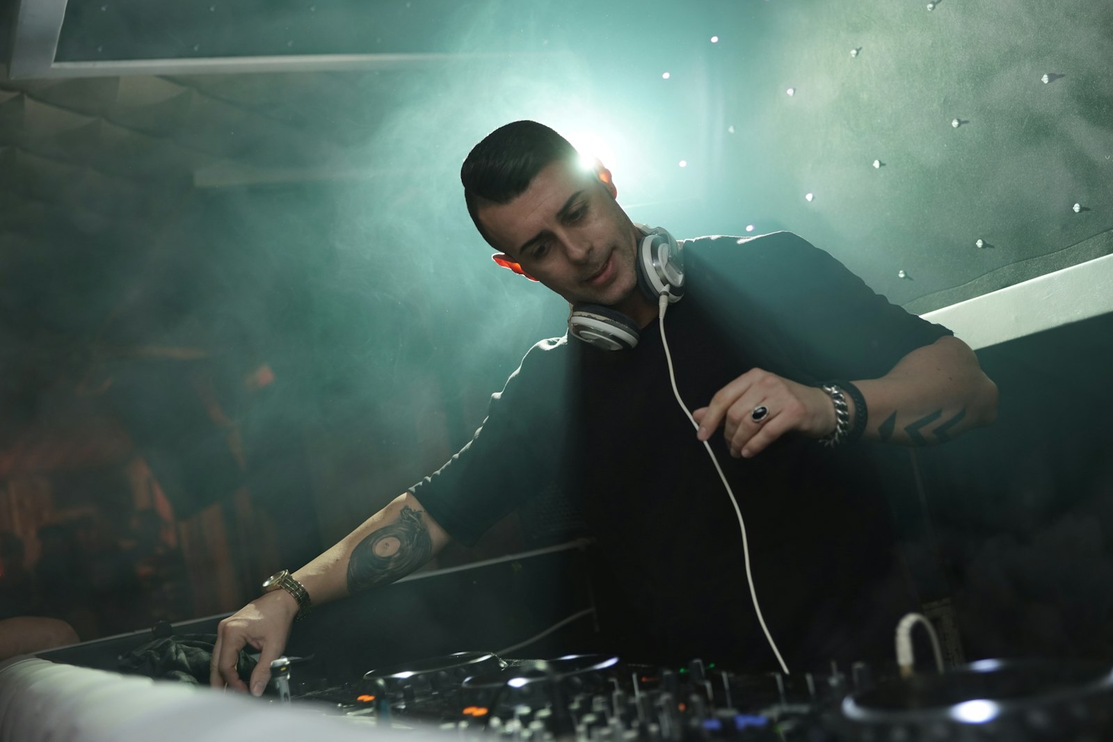 DJ en cabine dans la fumée