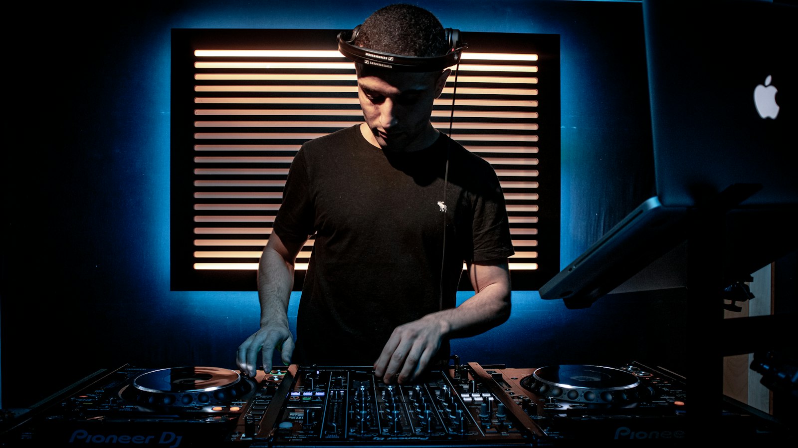 DJ en studio, néon bleu