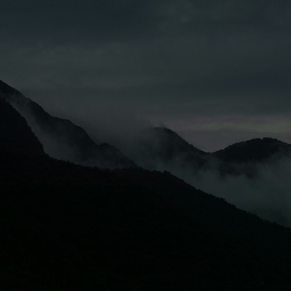 Crêtes de montagne dans la nuit