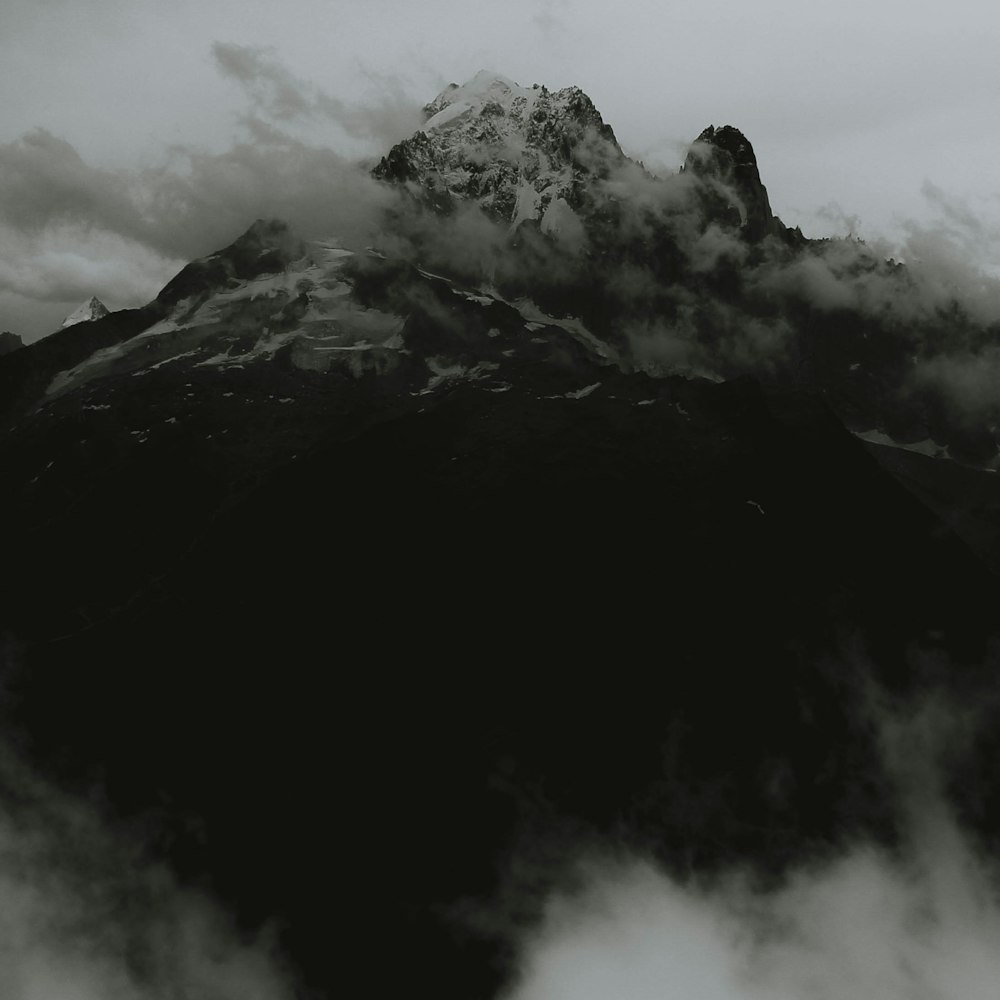 Sommet sombre dans les nuages