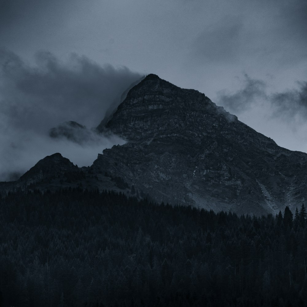 Montagne nocturne voilée