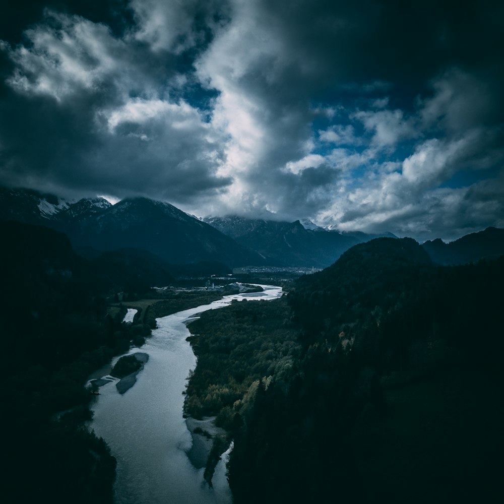 Fleuve sous un ciel d'orage